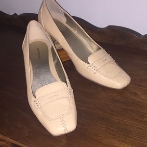 Dockers neutral, low heel penny loafer